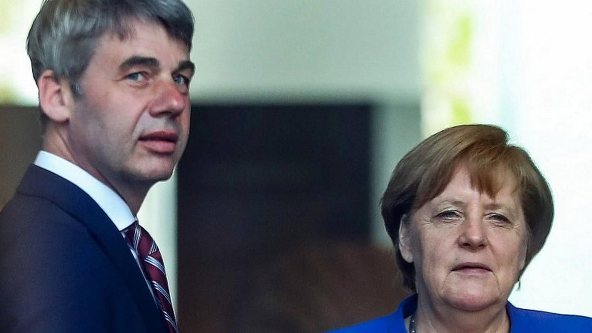 "Его смерть глубоко потрясла меня": умер посол Ян Хеккер – близкий советник Меркель "Его смерть глубоко потрясла меня": умер посол Ян Хеккер – близкий советник Меркель