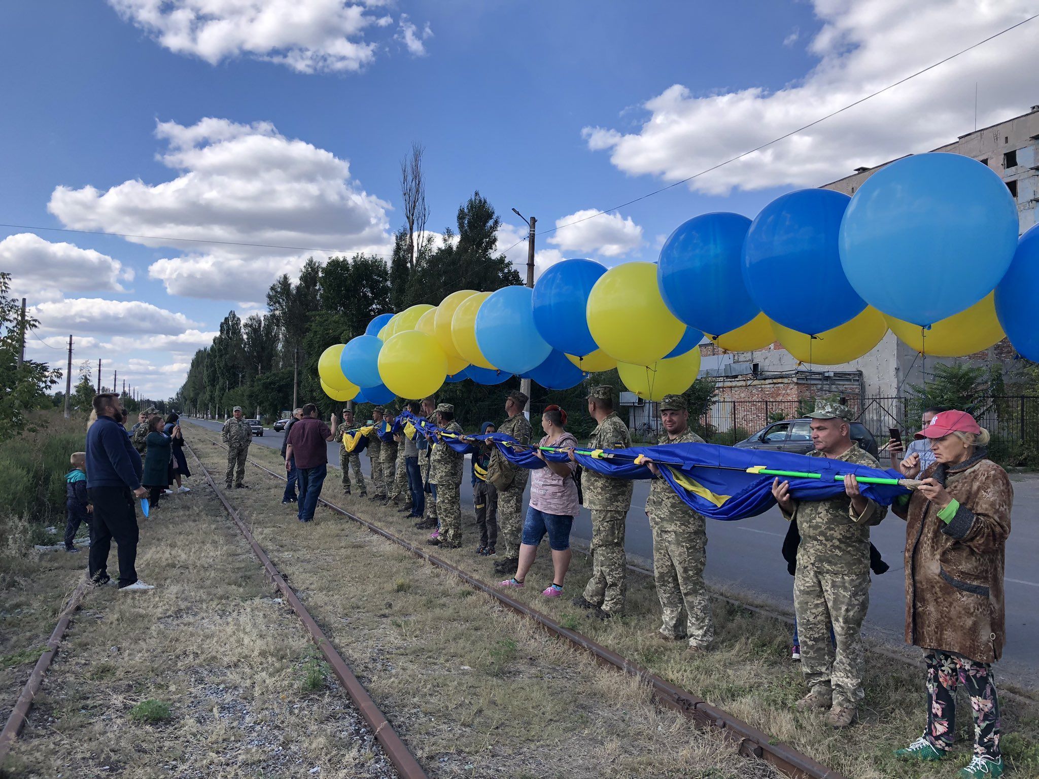 Сюрприз від патріотів: прапор України пролетів над окупованим Донбасом - Україна новини - 24 Канал