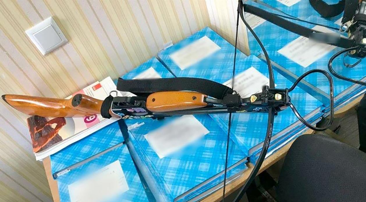 В Полтаве девушка возле школы стреляла из арбалета и ранила двух учителей В Полтаве девушка возле школы стреляла из арбалета и ранила двух учителей