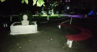 В Одесской области неизвестные установили в парке бюст Ленина: курьезные фото