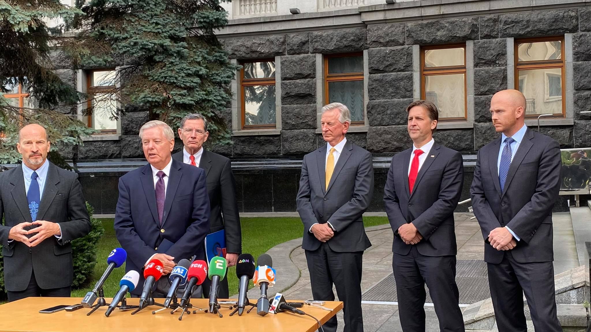 "Стоїмо пліч-о-пліч у боротьбі за вашу свободу": як минув візит американських конгресменів - 24 Канал "Стоїмо пліч-о-пліч у боротьбі за вашу свободу": як минув візит американських конгресменів - 24 Канал