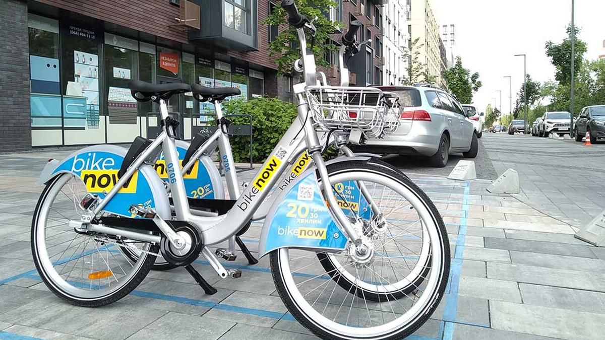 В Киеве подросток ради развлечения бросал прокатные велосипеды в фонтан: возмутительное видео В Киеве подросток ради развлечения бросал прокатные велосипеды в фонтан: возмутительное видео