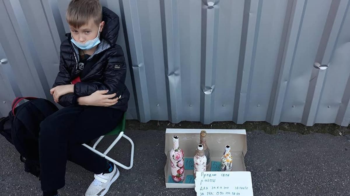 Біля супермаркету у Києві побачили хлопця, який продає оригінальні пляшки - Новини Києва - Київ Біля супермаркету у Києві побачили хлопця, який продає оригінальні пляшки - Новини Києва - Київ