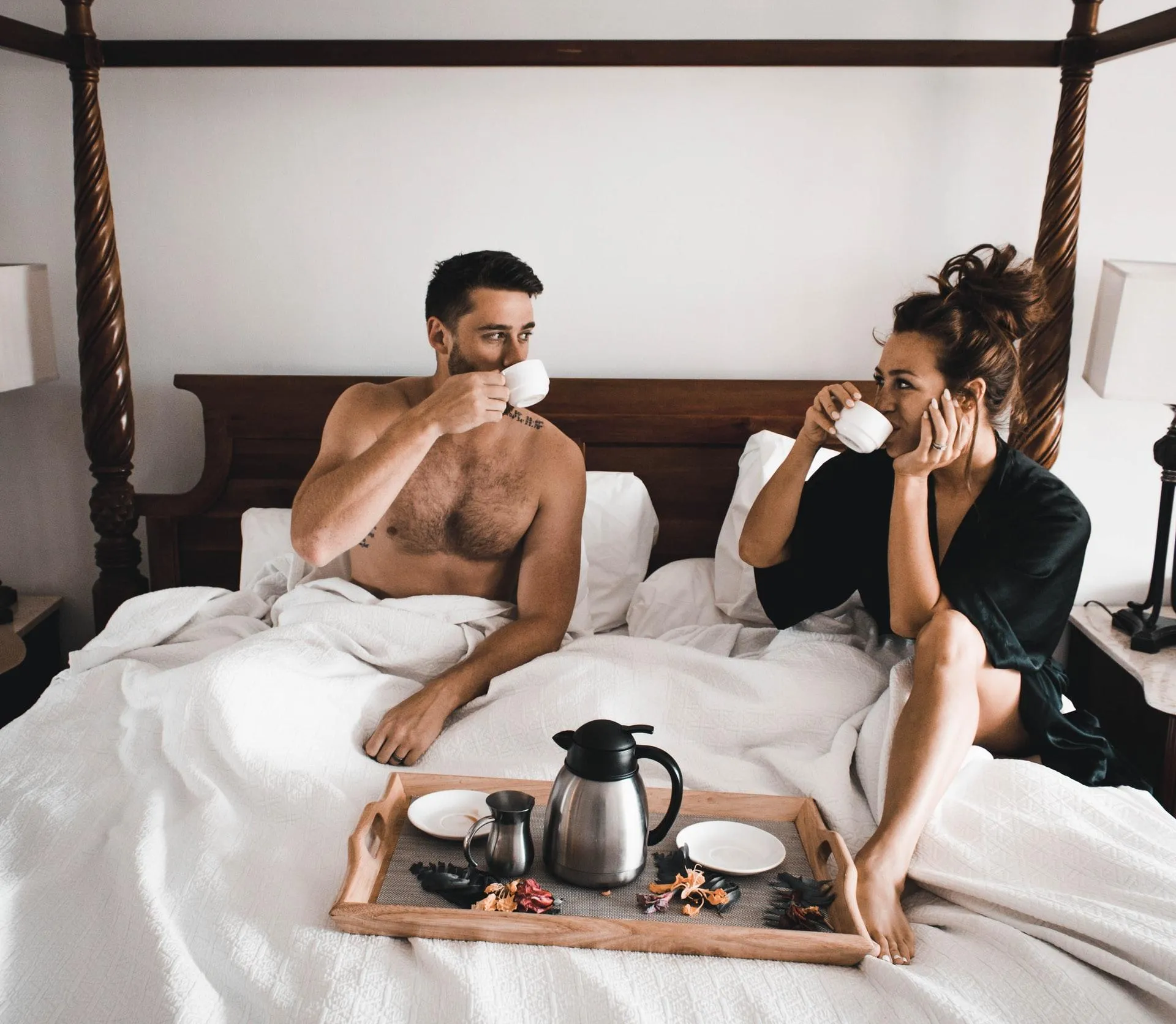 Завтрак в постель повышает шансы на утренний секс