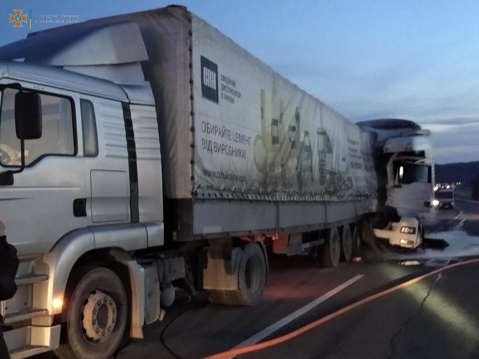 На Львовщине столкнулись два грузовика: видео с места