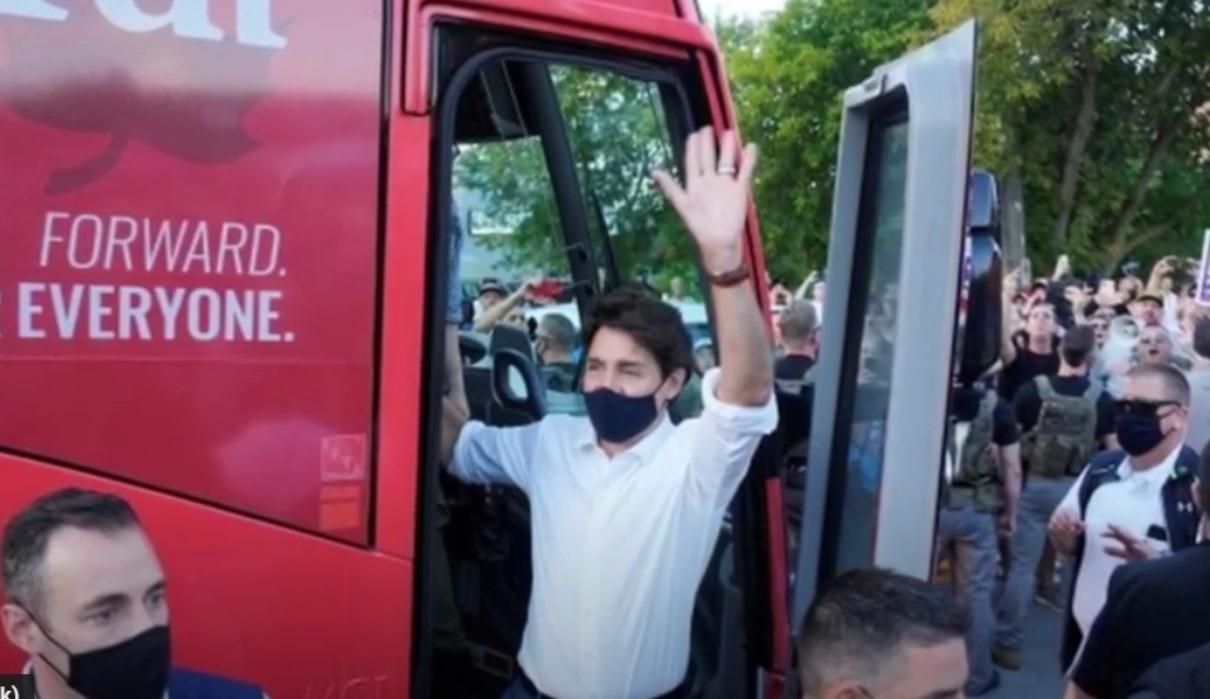 Прем'єр-міністра Канади закидали камінцями: відео скандального інциденту з Трюдо - 24 Канал Прем'єр-міністра Канади закидали камінцями: відео скандального інциденту з Трюдо - 24 Канал