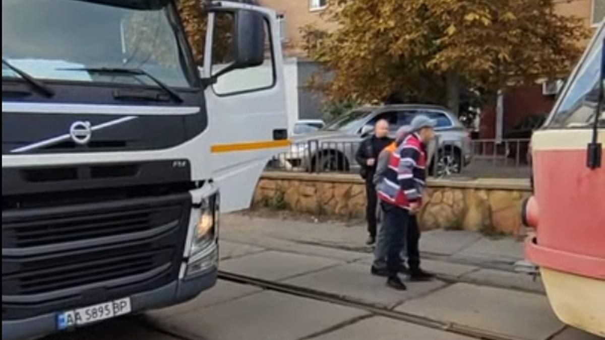 В Киеве на Подоле подрались водители трамвая и мусоровоза: эпическое видео