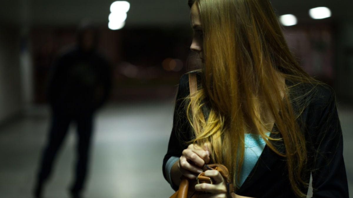 Шлет жуткие видео и ходит под окнами: взрослый мужчина в Запорожье преследует школьницу Шлет жуткие видео и ходит под окнами: взрослый мужчина в Запорожье преследует школьницу