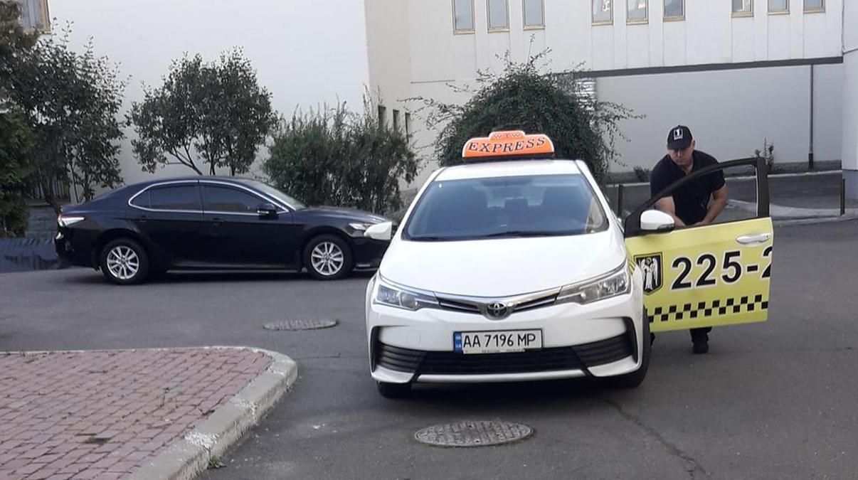 Полицейские задержали таксиста, который избил пожилых иностранок в Киеве