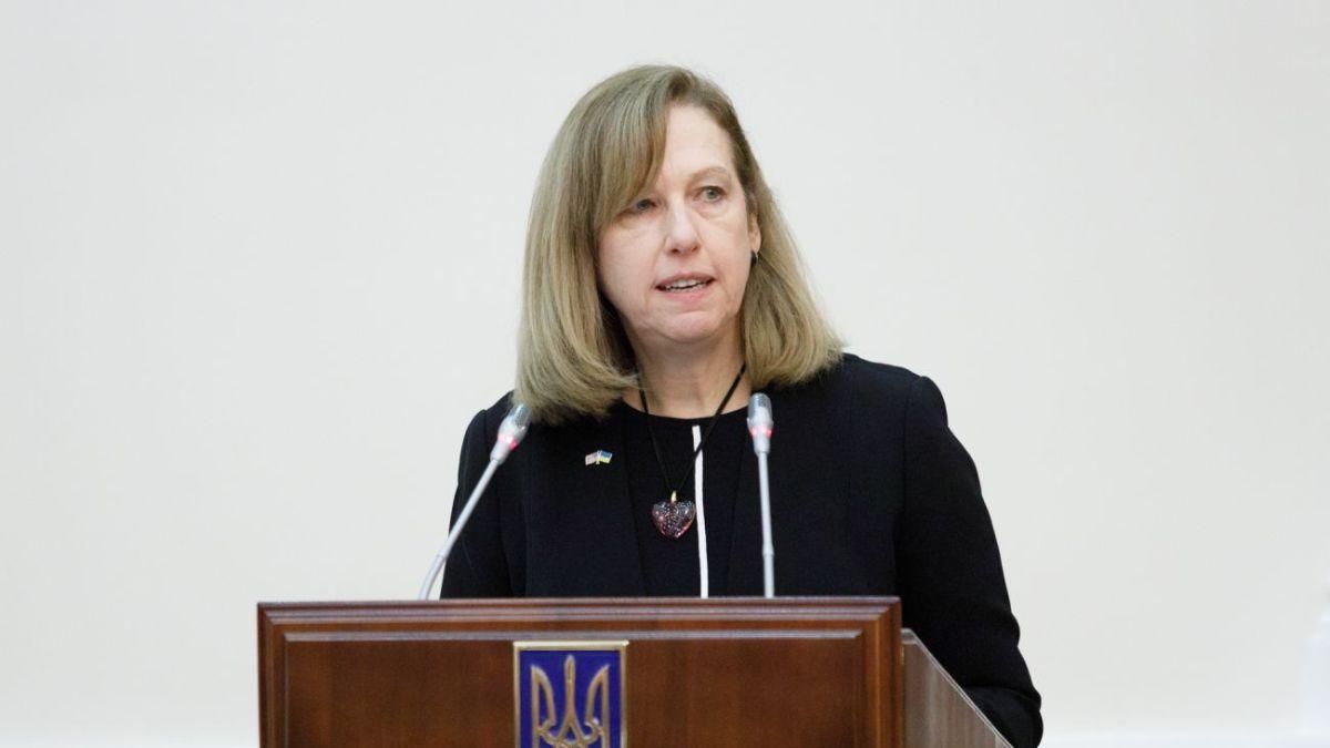 Керівниця американського посольства розповіла про "хімію" на зустрічі Байдена та Зеленського - Україна новини - 24 Канал