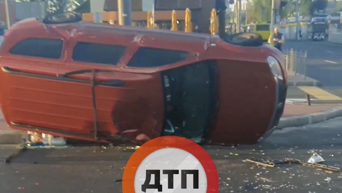 В Киеве водитель ВАЗ вызвал масштабное ДТП с опрокидыванием, есть пострадавшие: жуткое видео