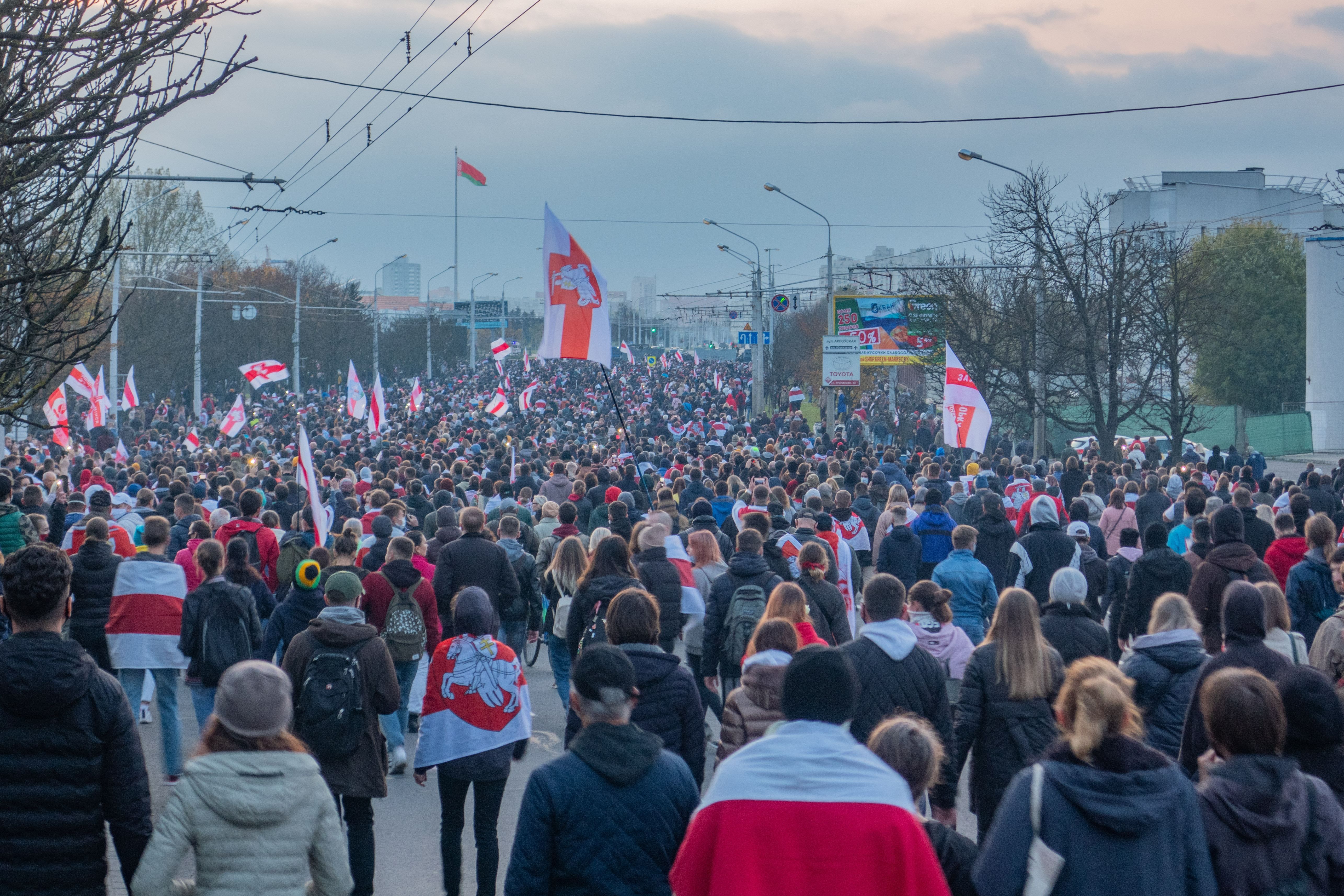 Люди не були готові ризикувати, – Вячорка про відмінність протестів у Білорусі від Євромайдану - Україна новини - 24 Канал