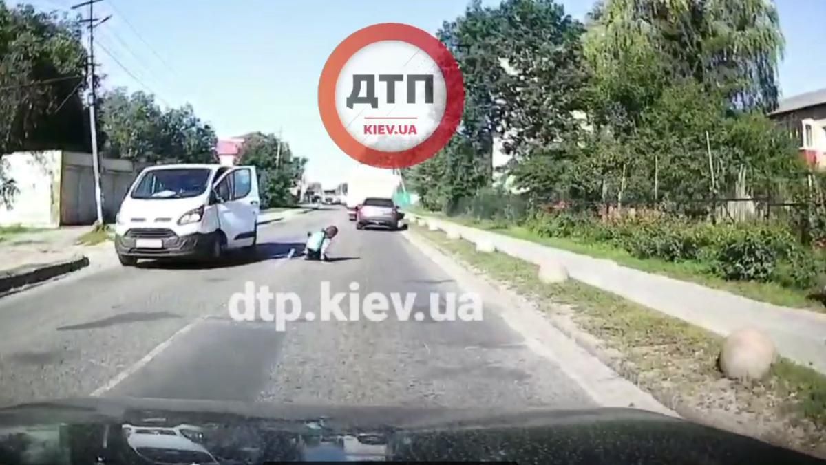 Под Киевом школьница бросилась под колеса микроавтобуса: жуткое видео