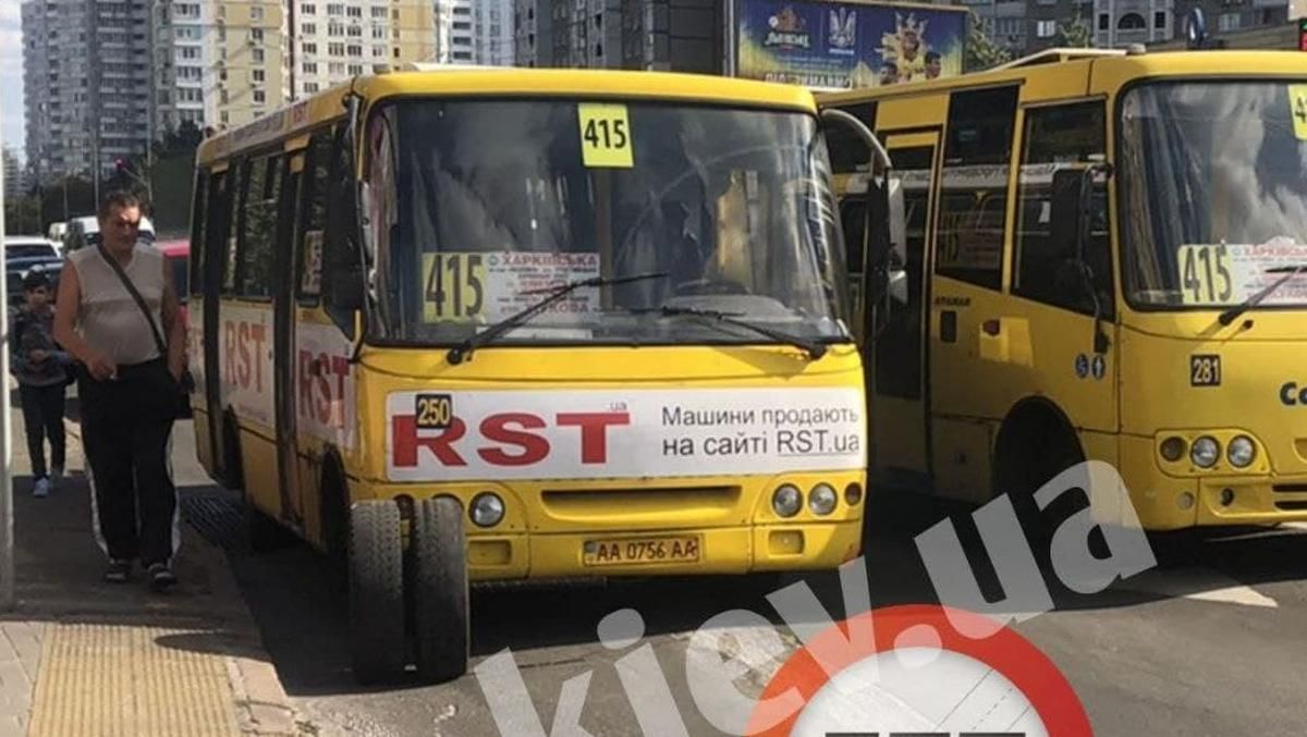 Колеса розбили скло зупинки: у київської маршрутки на повному ходу відлетіла напіввісь - Київ Колеса розбили скло зупинки: у київської маршрутки на повному ходу відлетіла напіввісь - Київ