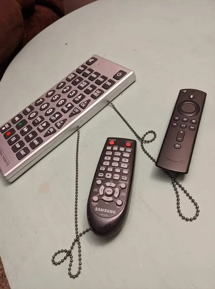 Більш витончений спосіб завжди мати пульт при собі Більш витончений спосіб завжди мати пульт при собі