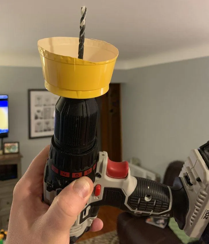 Така накладка захищає від купи пилу під час свердління Така накладка захищає від купи пилу під час свердління