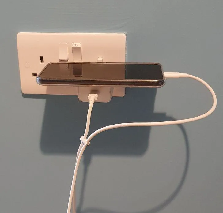 Як заряджати телефон,якшо немає столика або стільця, куди б його можна було поставити Як заряджати телефон,якшо немає столика або стільця, куди б його можна було поставити