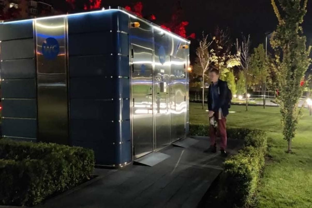 В Днепре турист не смог выйти из туалета, пришлось вызвать специалистов В Днепре турист не смог выйти из туалета, пришлось вызвать специалистов