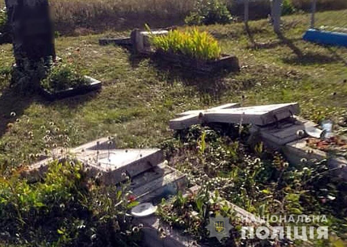На Полтавщине дети разгромили кладбище: фото разрушенных памятников
