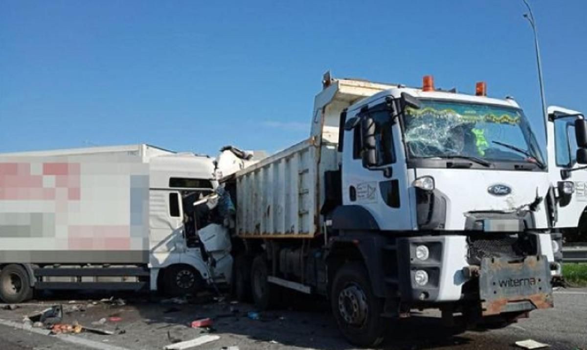 На Ровенщине произошло опасное ДТП с пострадавшими: движение по трассе Киев – Чоп затруднено На Ровенщине произошло опасное ДТП с пострадавшими: движение по трассе Киев – Чоп затруднено