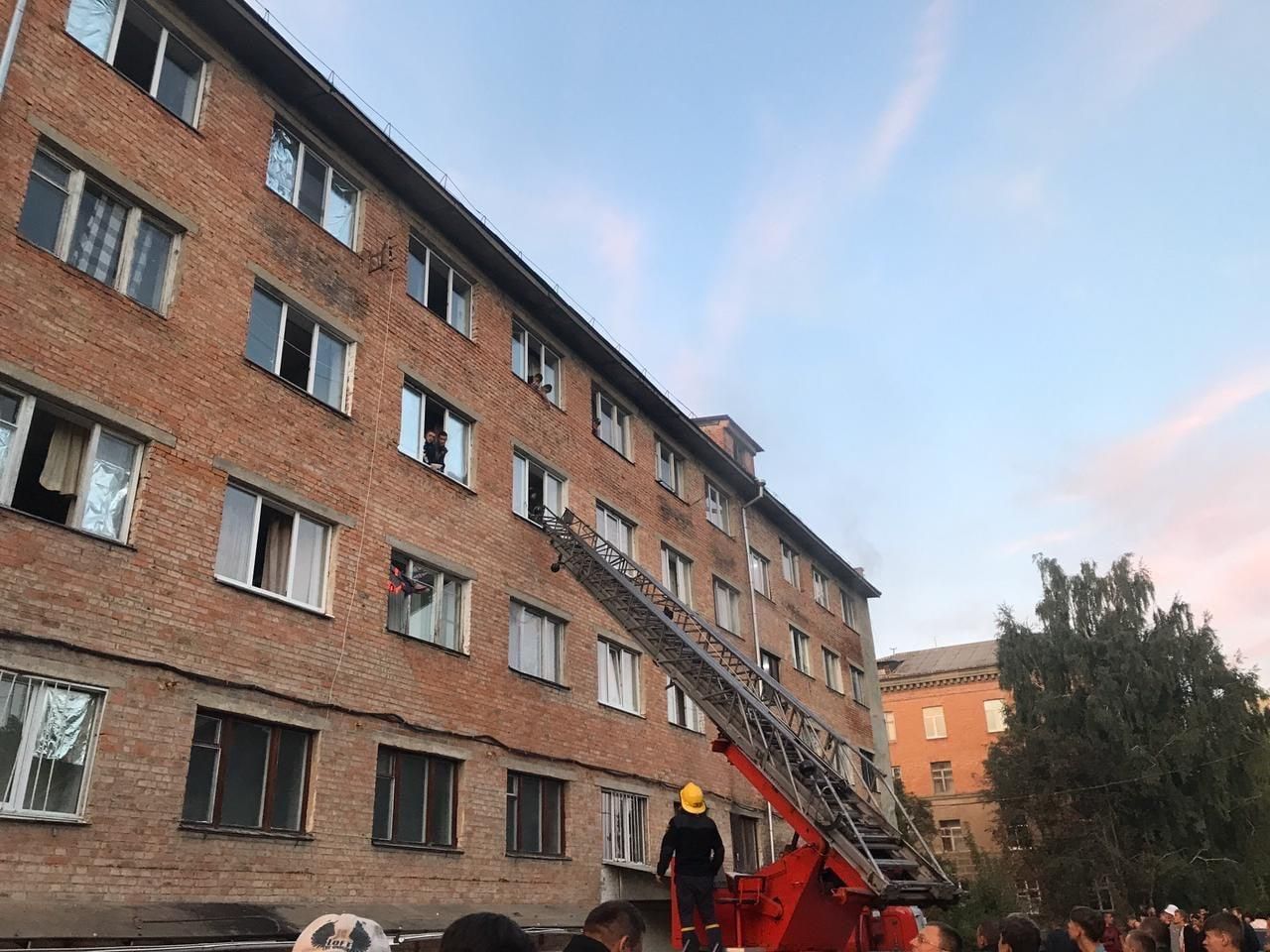 В Умані горів гуртожиток університету: постраждали 6 неповнолітніх - Україна новини - 24 Канал В Умані горів гуртожиток університету: постраждали 6 неповнолітніх - Україна новини - 24 Канал