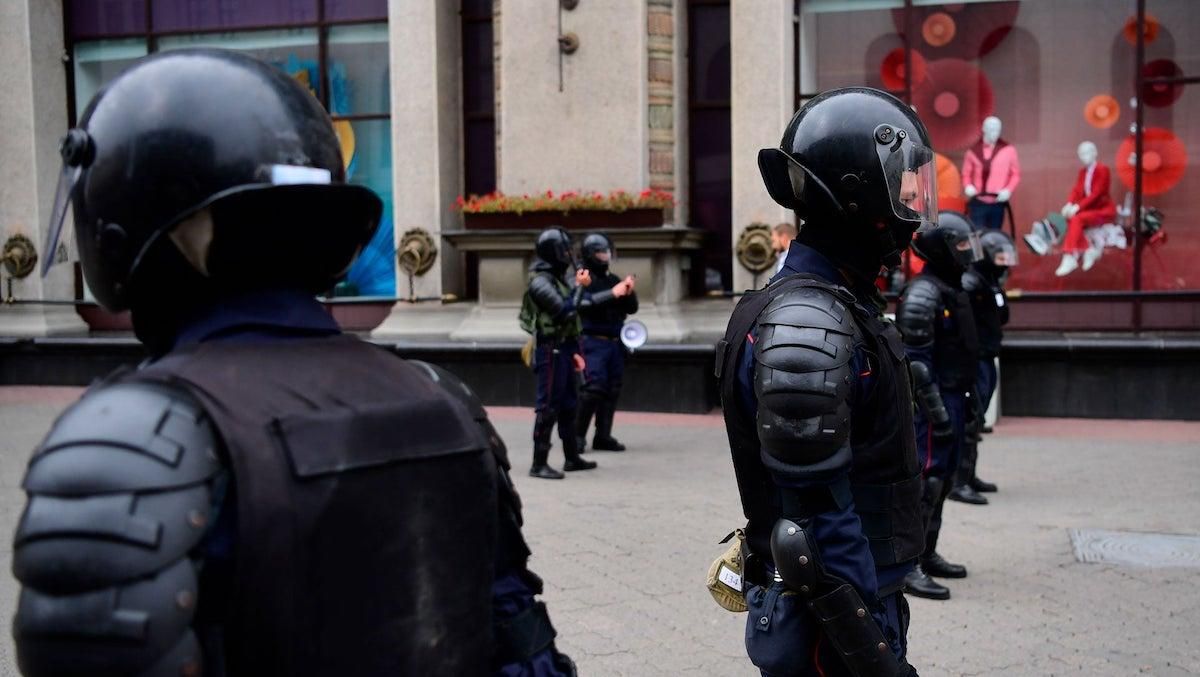 За пивний келих, кинутий в автобус міліції: білоруса засудили до 2 років колонії - новини Білорусь - 24 Канал За пивний келих, кинутий в автобус міліції: білоруса засудили до 2 років колонії - новини Білорусь - 24 Канал