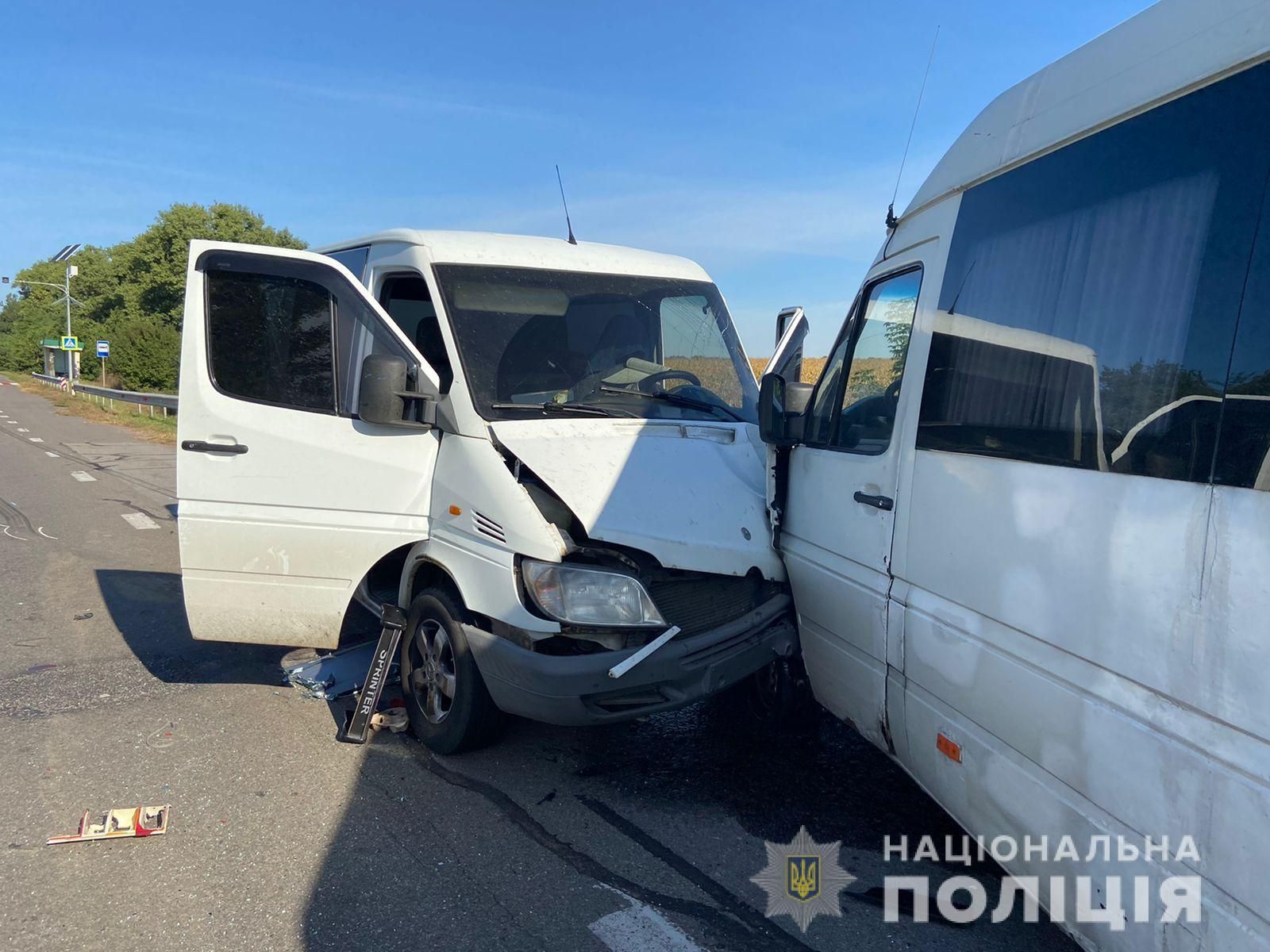 На Киевщине бус влетел в пассажирский автобус: пострадала полицейская – фото с места