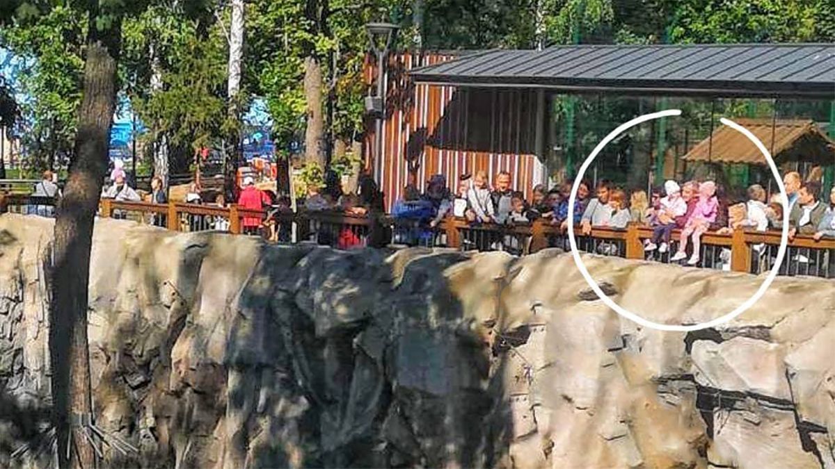 Медведь ходил рядом: детей посадили на ограду вольера Харьковского зоопарка Медведь ходил рядом: детей посадили на ограду вольера Харьковского зоопарка