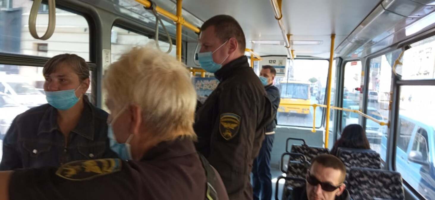 Во львовском трамвае контролер ударил пассажира, который защитил женщину без билета