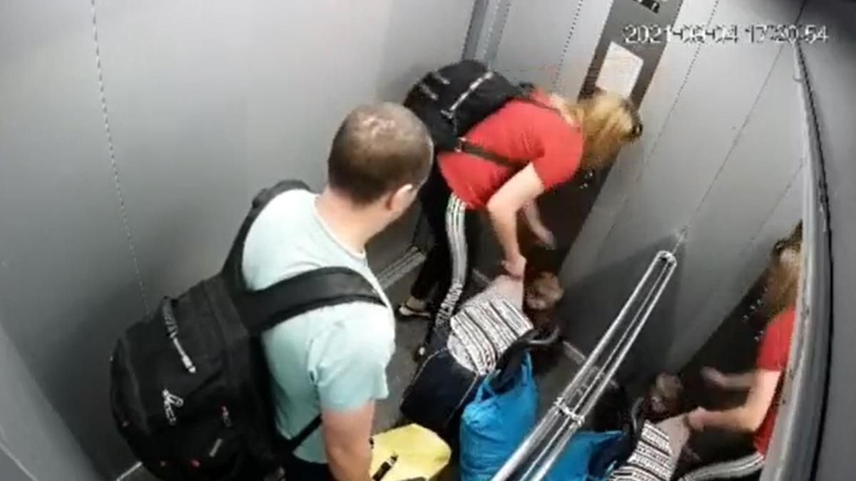 Батько лупцював, а мати підтримала: камери зняли звірське побиття дитини в Одесі - 24 Канал