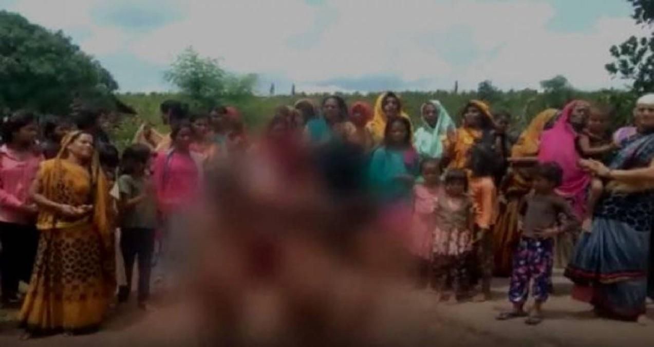 "Ритуал дождя": в Индии девочек прилюдно раздели и водили по селу "Ритуал дождя": в Индии девочек прилюдно раздели и водили по селу