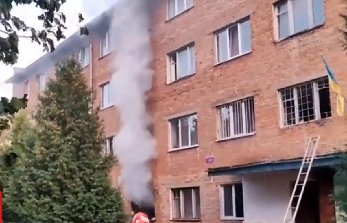 Була вибухова хвиля: студенти з Умані розповіли, як рятувалися під час пожежі - Новини Черкас сьогодні - 24 Канал Була вибухова хвиля: студенти з Умані розповіли, як рятувалися під час пожежі - Новини Черкас сьогодні - 24 Канал