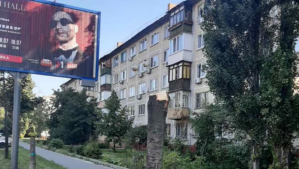Аби не закривали рекламу: у Києві невідомі зрізали молоді дерева - Київ Аби не закривали рекламу: у Києві невідомі зрізали молоді дерева - Київ