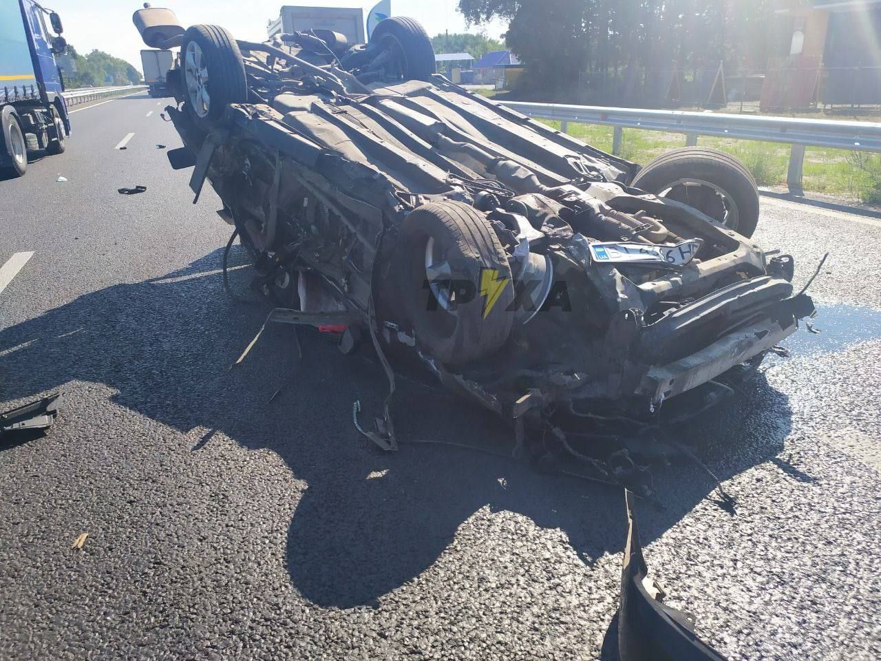 У Полтаві перекинувся автомобіль: пасажир та водій дивом вижили – моторошні кадри - Україна новини - 24 Канал