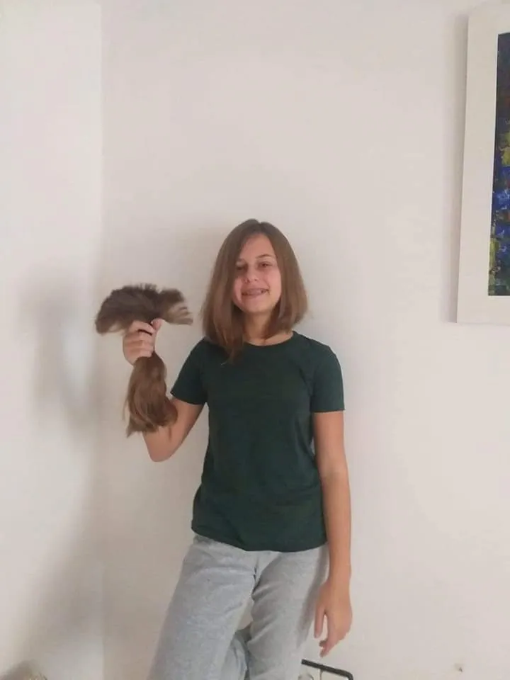 Школярка з Іспанії пожертвувала своїм волоссям заради онкохворої дівчинки з Львівщини