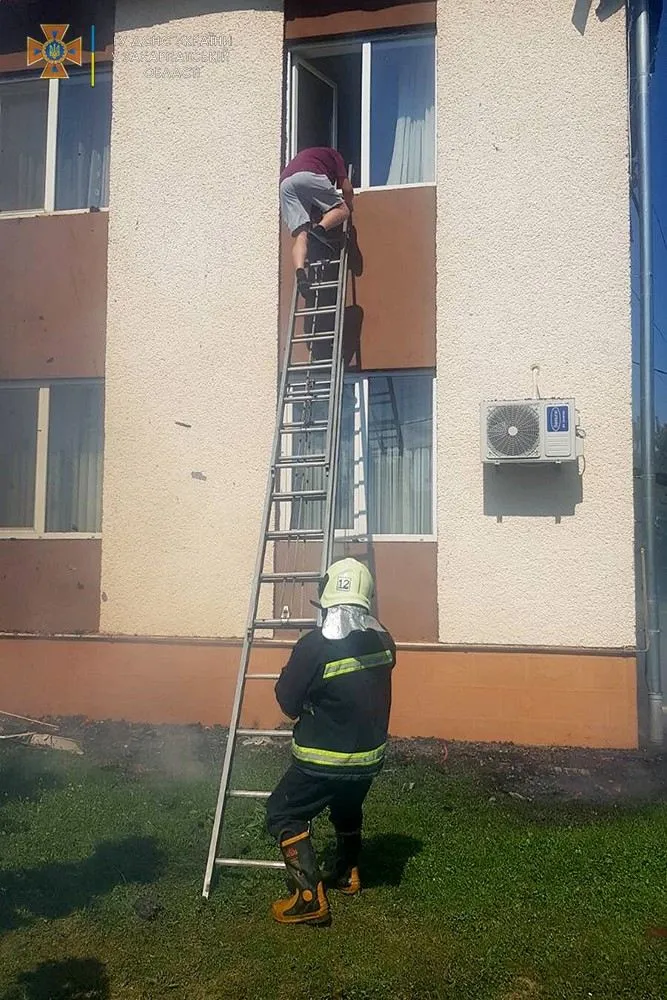 Рятувальник гасять пожежу