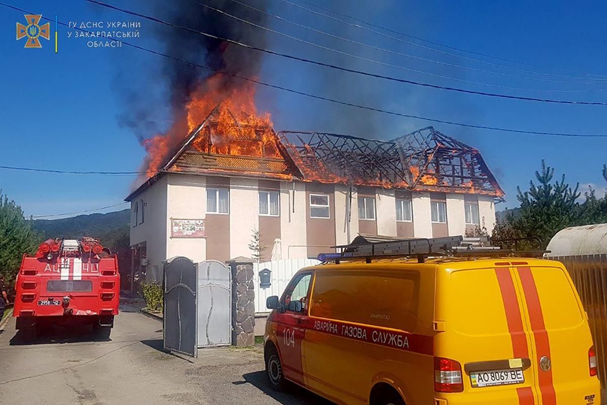 На Закарпатье горит дом гостиничного типа: пожарные спасли мужчину