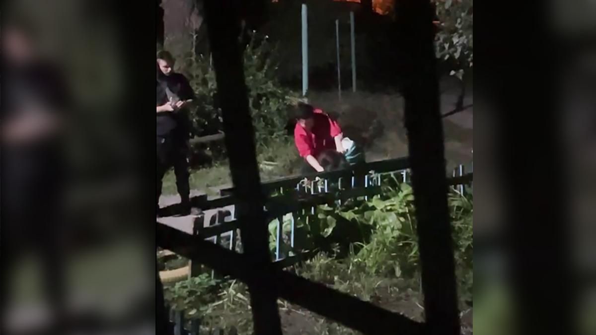 Била головой о скамейку: в Днепре 2 девушки устроили жесткую драку – видео избиения 18+