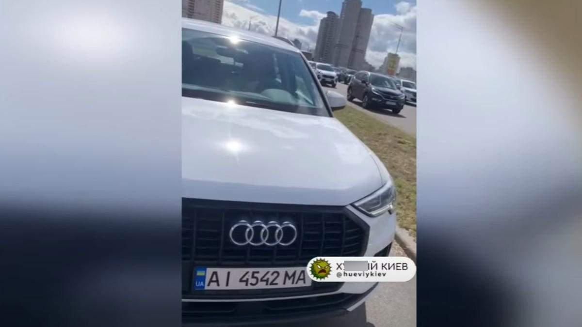На Позняках в Киеве пилот самоката наказал наглого водителя, который ехал по тротуару