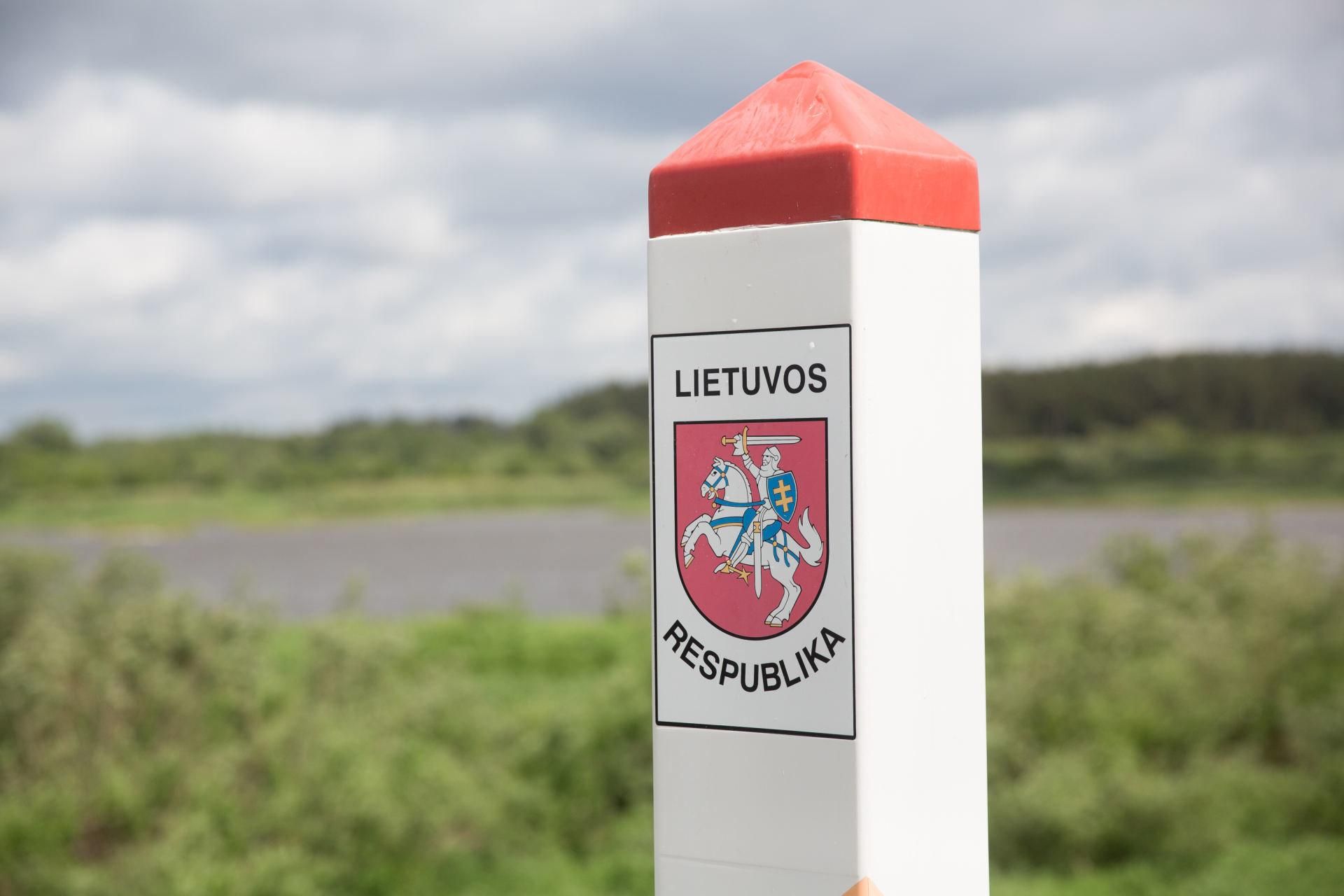 На кордоні з Білоруссю непізнані силовики за допомогою щитів виштовхують мігрантів до Литви - новини Білорусь - 24 Канал
