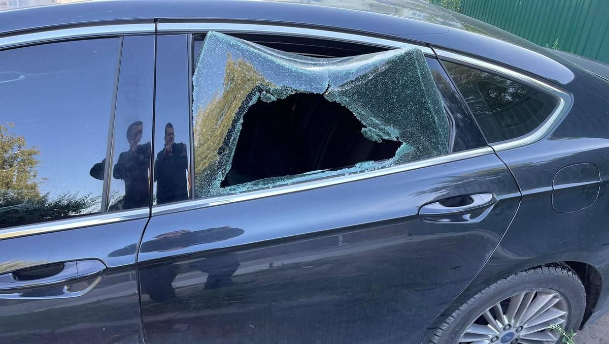 На Киевщине неизвестные разбили машину известного правозащитника: жуткие фото