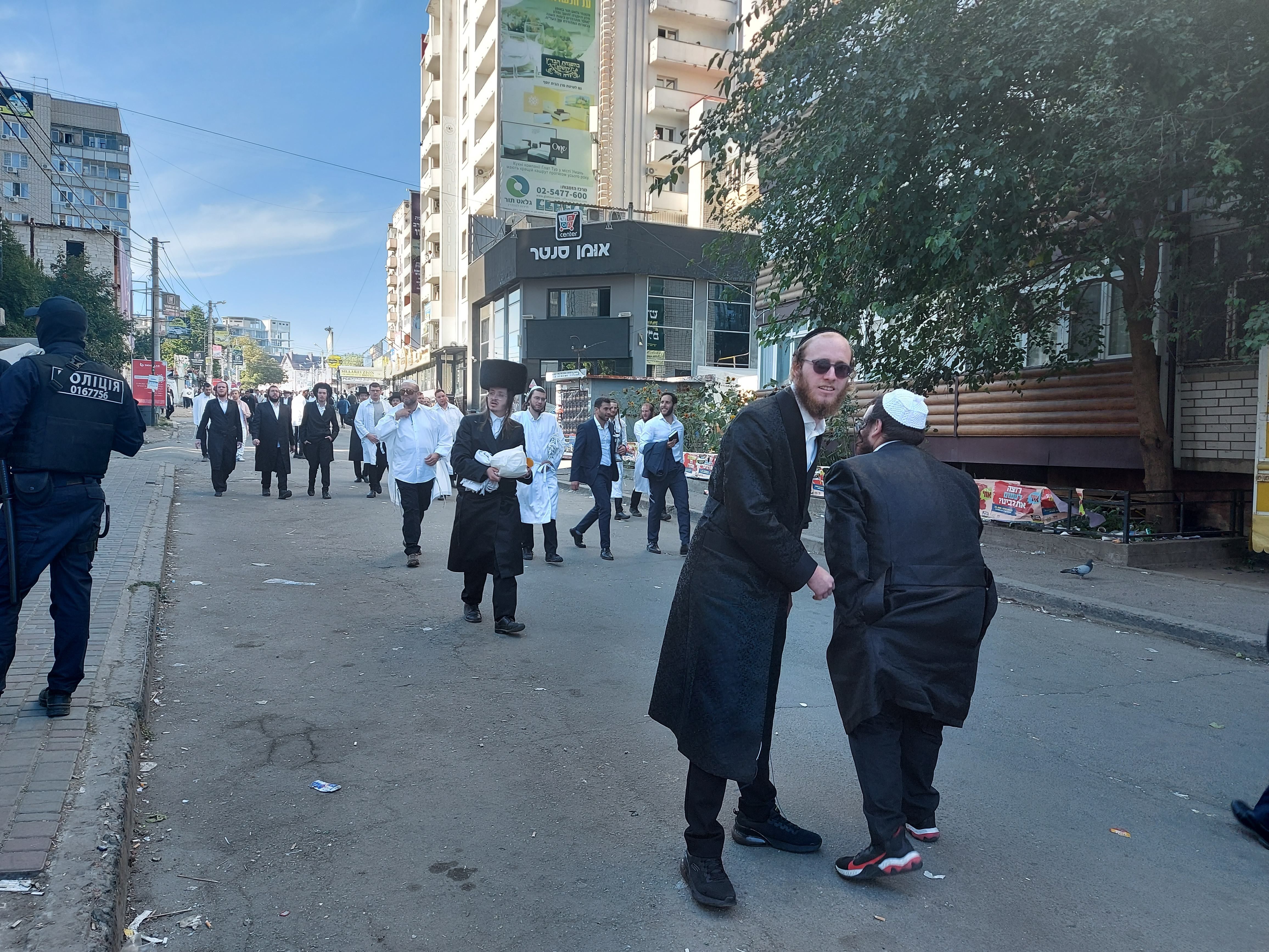 "Не носять маски, сподіваються на Бога": хасиди не дотримуються карантинних обмежень в Умані - Новини Черкас - 24 Канал "Не носять маски, сподіваються на Бога": хасиди не дотримуються карантинних обмежень в Умані - Новини Черкас - 24 Канал