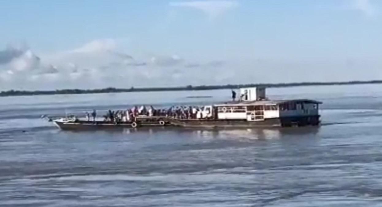 Стрибали у воду, щоб врятуватися: в Індії десятки людей зникли безвісти через зіткнення суден - 24 Канал