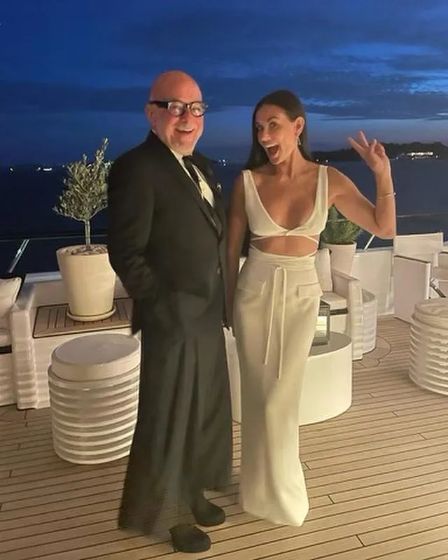 Демі Мур у сукні з декольте з друзями Демі Мур у сукні з декольте з друзями