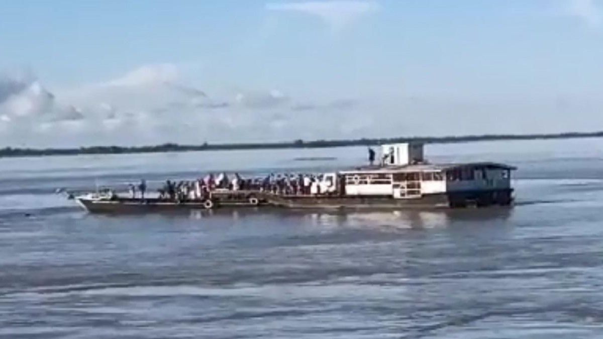 Прыгали в воду, чтобы спастись: в Индии десятки людей пропали без вести из-за столкновения судов Прыгали в воду, чтобы спастись: в Индии десятки людей пропали без вести из-за столкновения судов