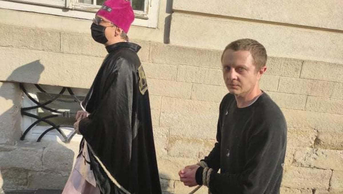 В центре Львова мужчина в образе священника водил на поводке человека В центре Львова мужчина в образе священника водил на поводке человека