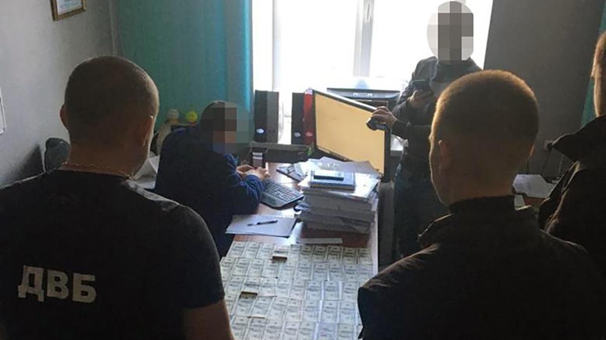 30 тысяч долларов: в Киеве подозреваемый наркоторговец пытался дать взятку следователю