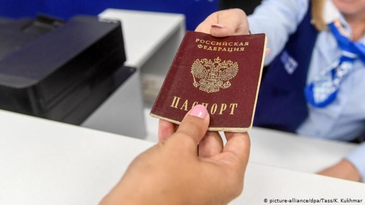 Россия хочет выдать миллион паспортов на Донбассе до конца года, – правозащитники