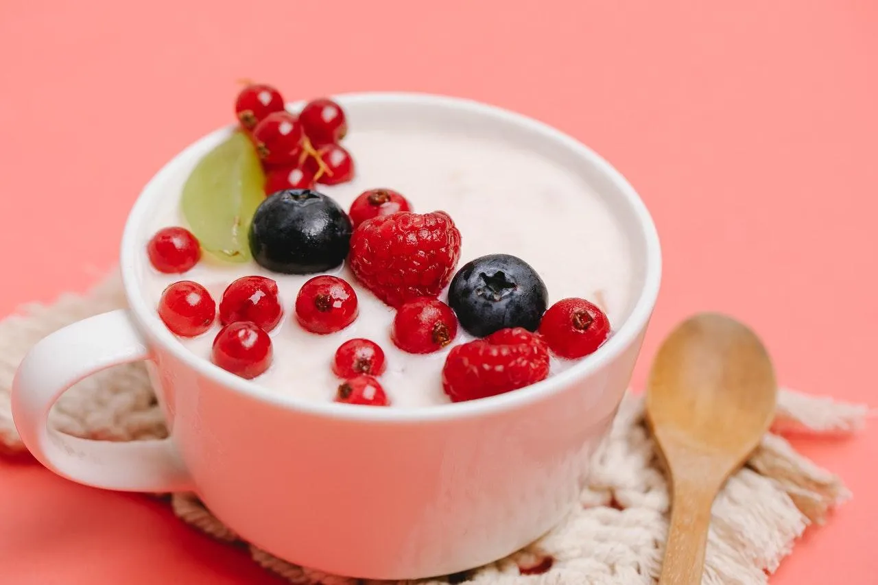 Обязательно греческий йогурт и ягоды - отличное сочетание