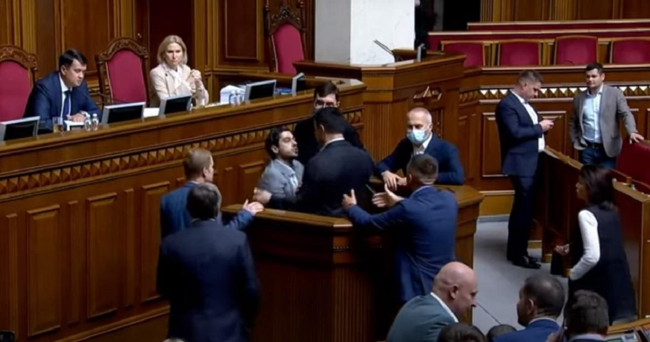 Тищенко силою відтягнув Лероса від трибуни у Верховній Раді: епічне відео - 24 Канал Тищенко силою відтягнув Лероса від трибуни у Верховній Раді: епічне відео - 24 Канал